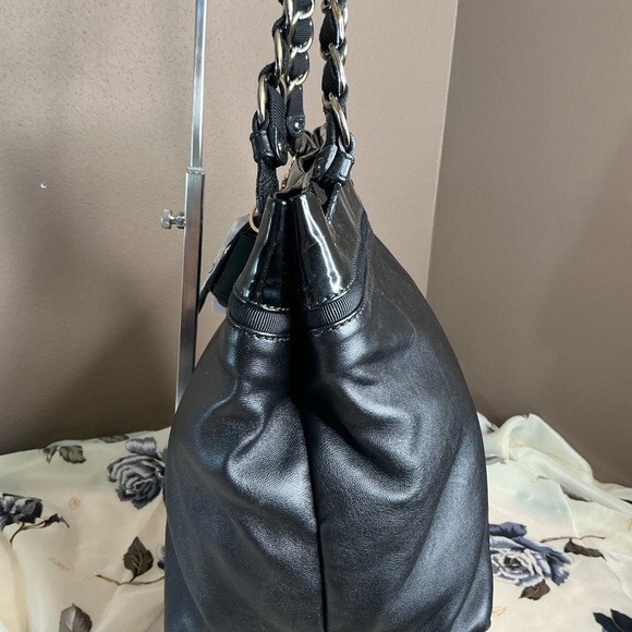 Elegant Ferragamo Black Shoulder Bag with Silver Chain Handles. - Picture 7 of 14